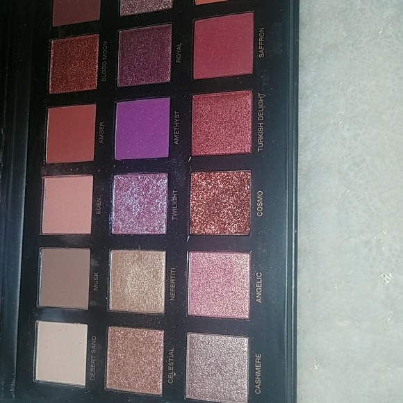 Eyeshadow palette - Picture 2 of 2